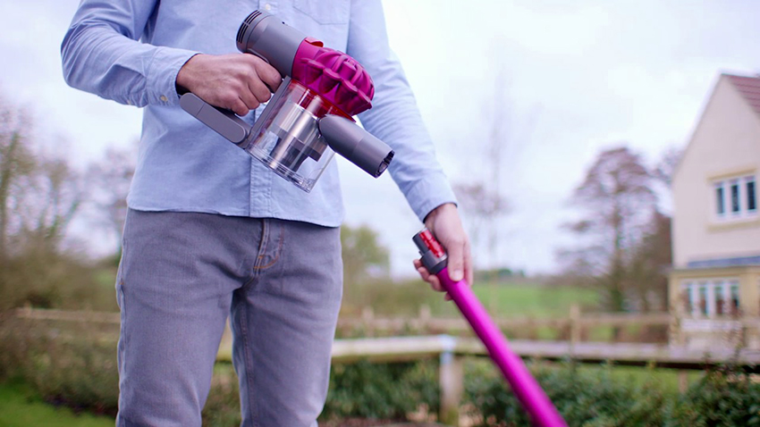 Dyson Cyclone V10 Motorhead delivers up to 120W of suction power and is adjustable