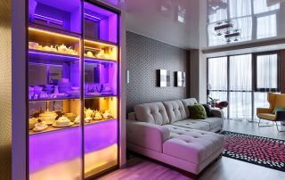 Tủ đựng bát đĩa trong phòng khách: một yếu tố phong cách và thoải mái của nội thất