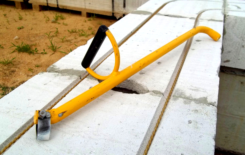 For slitting aerated concrete and aerated concrete, it is enough to use a manual wall chaser