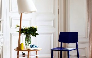 Gulvlampe med bord: en funksjonell og praktisk måte å dekorere et rom på