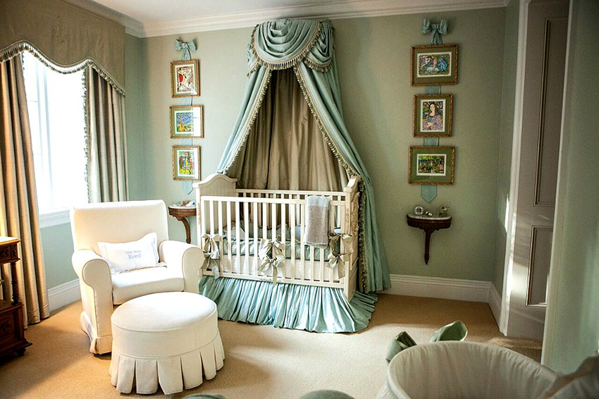 The crown-shaped canopy holder is suitable for a classic nursery
