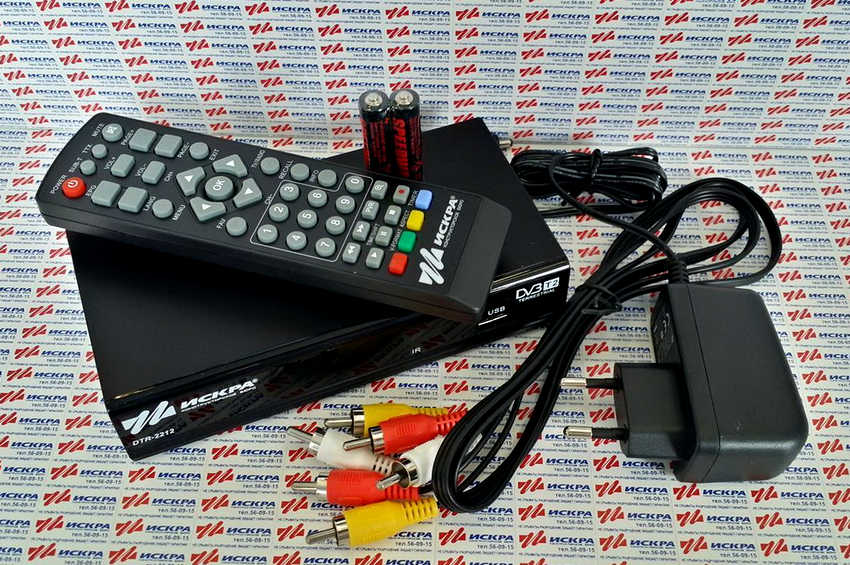 Kompletni set DVB-T2 digitalnog set-top boxa uključuje: sam uređaj, napajanje, RCA i AV kablove i daljinski upravljač