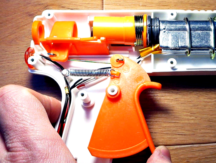 The glue gun consists of a pusher sleeve with a trigger, a tubular receiver and a heating chamber