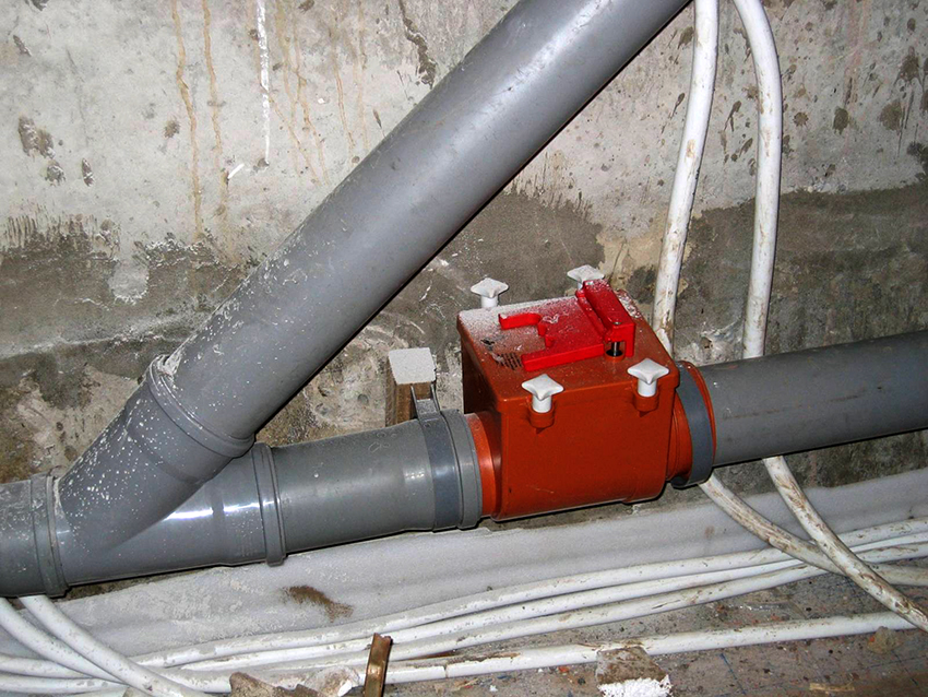 Inden ventilen installeres, er det nødvendigt at lukke for vandforsyningen i lejligheden.