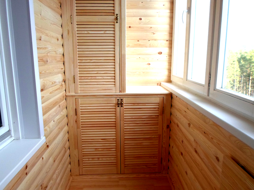 There are several options for wardrobes on the balcony - open, sliding, swing