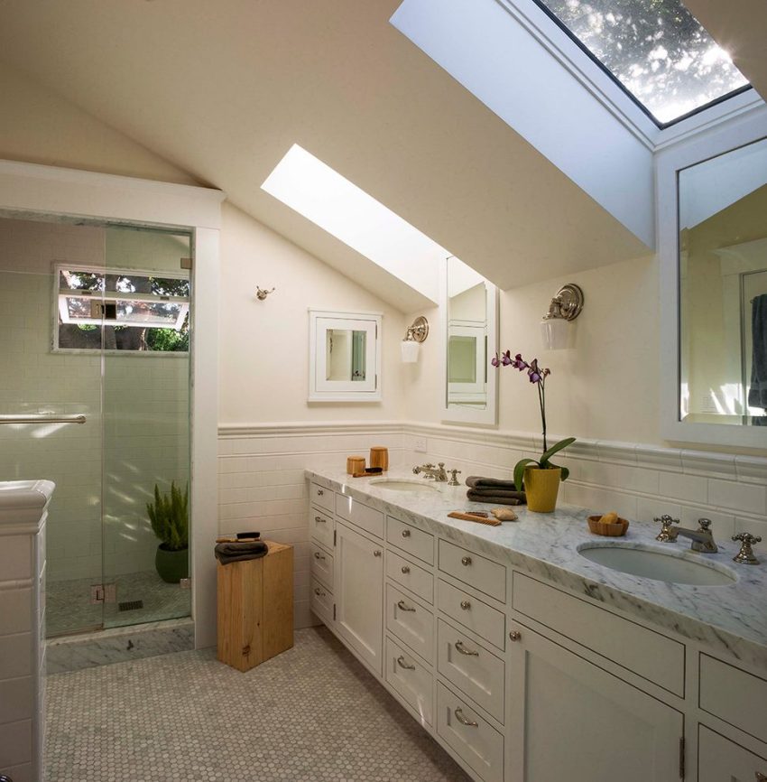 Marmor bordplade er en fantastisk løsning til et stort badeværelse med et minimalistisk design