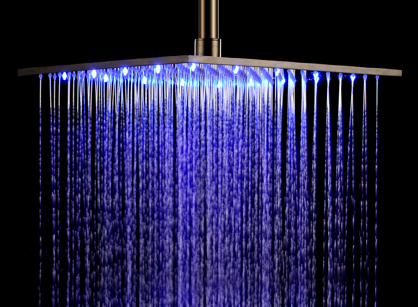 Les làmpades LED incorporades a una dutxa amb pluja, en funció de la temperatura de l’aigua, poden canviar la seva ombra