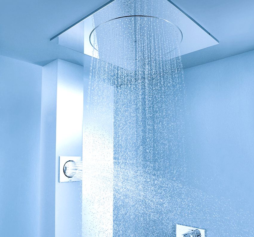 La dutxa amb pluja integrada té diversos avantatges: aspecte original, minimalisme i estalvi d’espai