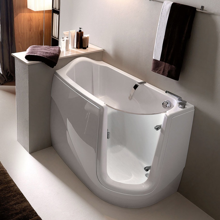Una banyera asseguda amb una porta és un excel·lent dispositiu en el qual les persones amb discapacitat i gent gran poden dutxar-se còmodament