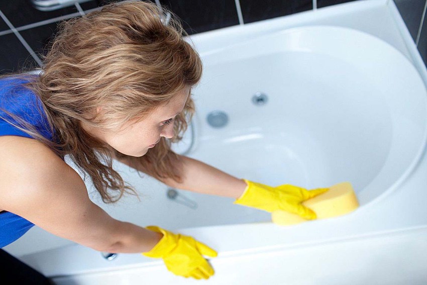 El bany s’ha de netejar un cop per setmana amb productes de neteja no agressius