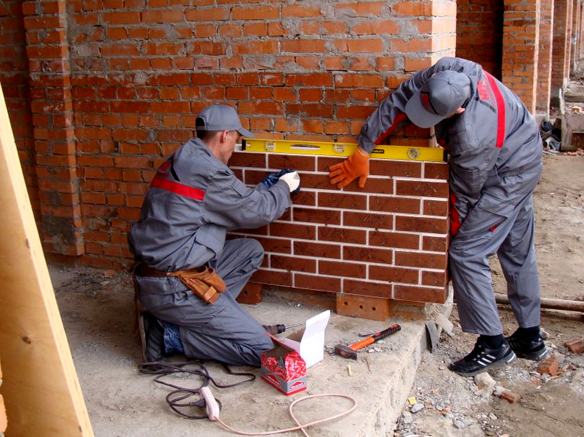 Når du installerer facadepaneler til mursten, er det vigtigt konstant at overvåge krumningen