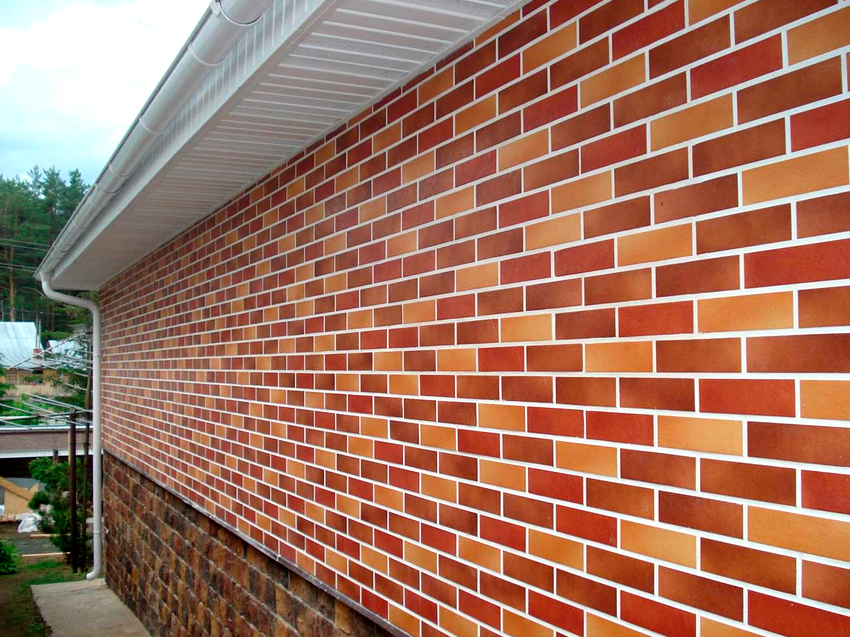 Afhængigt af producenten varierer tykkelsen af ​​facadepladen til en mursten med isolering fra 6 til 10 cm
