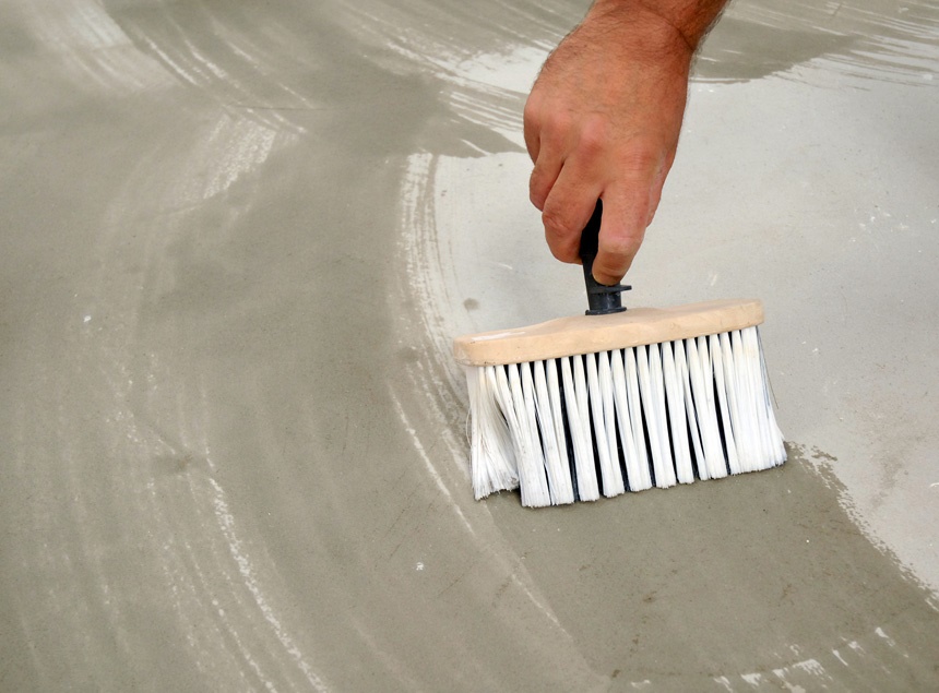 Akryl- eller epoxyimprægnering kan bruges til at hærde betonoverflader, før gulvet hældes.