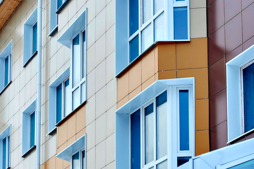 Det ventilerede facadesystem er installeret både på private bygninger og i fler-etagers beboelsesejendomme