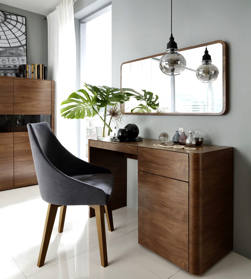 Påklædningsbord med spejl er en behagelig, praktisk og stilfuld indvendig detalje