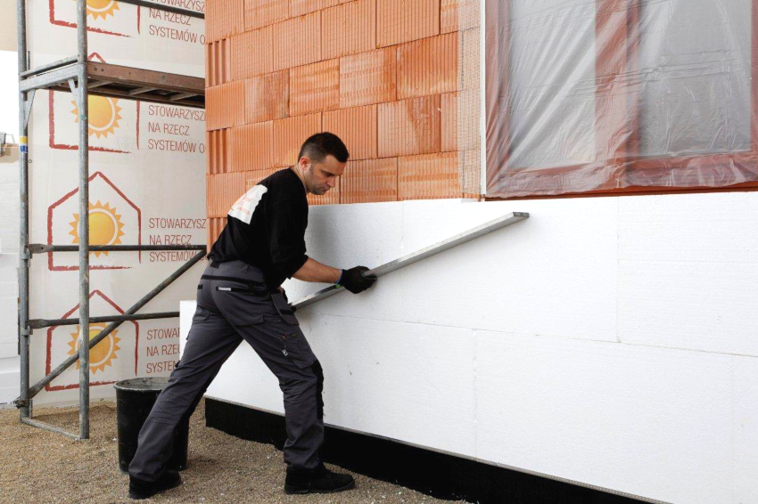 Styrofoam absorberer ikke fuktighet, så det kan brukes både til isolering av fasaden og til fundament eller kjeller