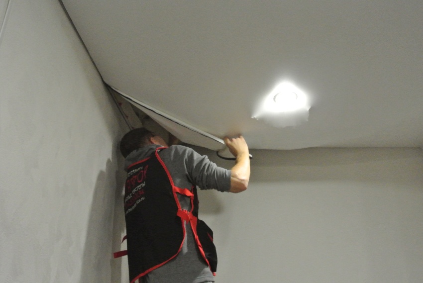 Odstránenie stropu by sa malo začať odstránením vložky, ktorá sa nachádza medzi stenou a stropom