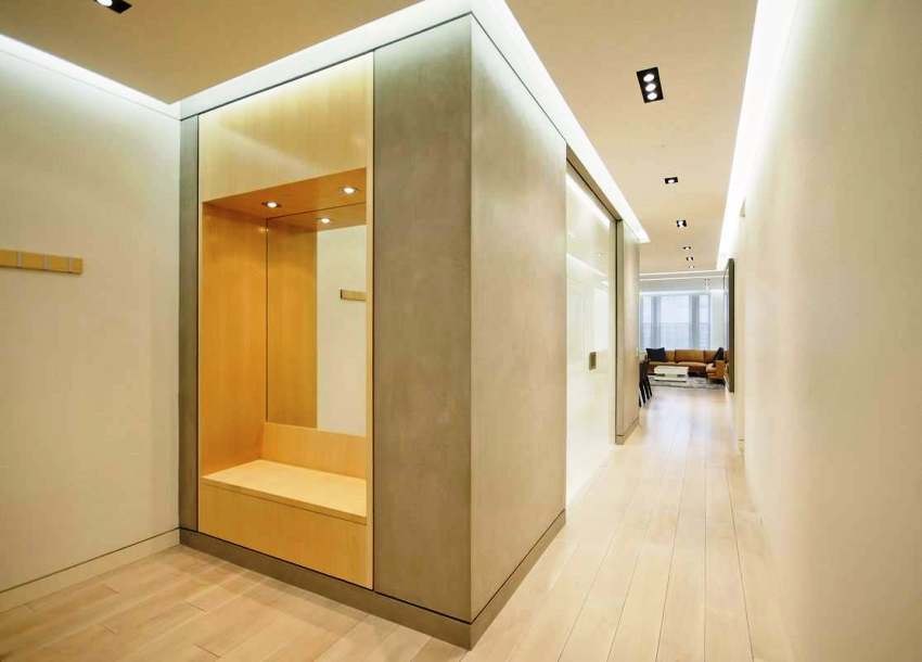 Aj na malú plochu, či už je to chodba, kúpeľňa, kuchyňa alebo kancelária, sa najlepšie hodí matný strečový strop.