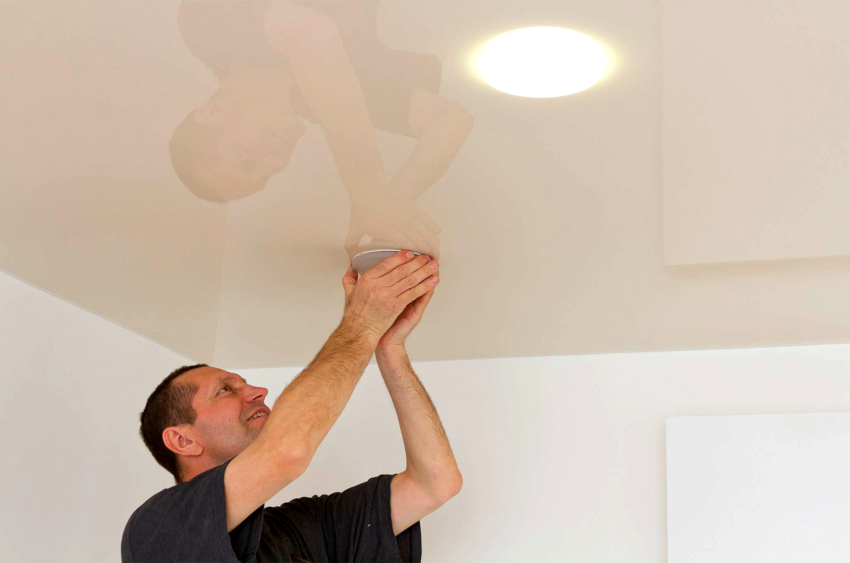 Je lepšie inštalovať svietidlá súčasne s inštaláciou stropu.