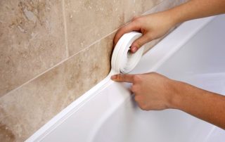 Kylpyhuoneen reunanauha: yksinkertainen mutta luotettava tapa tiivistää liitokset