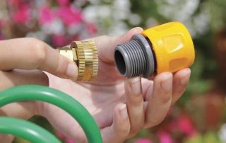 Quick-release hose: secure connection of irrigation system elements
