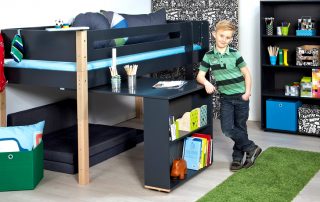 Podkrovná posteľ s pracovnou časťou pre tínedžera: vlastnosti a vlastnosti nábytku