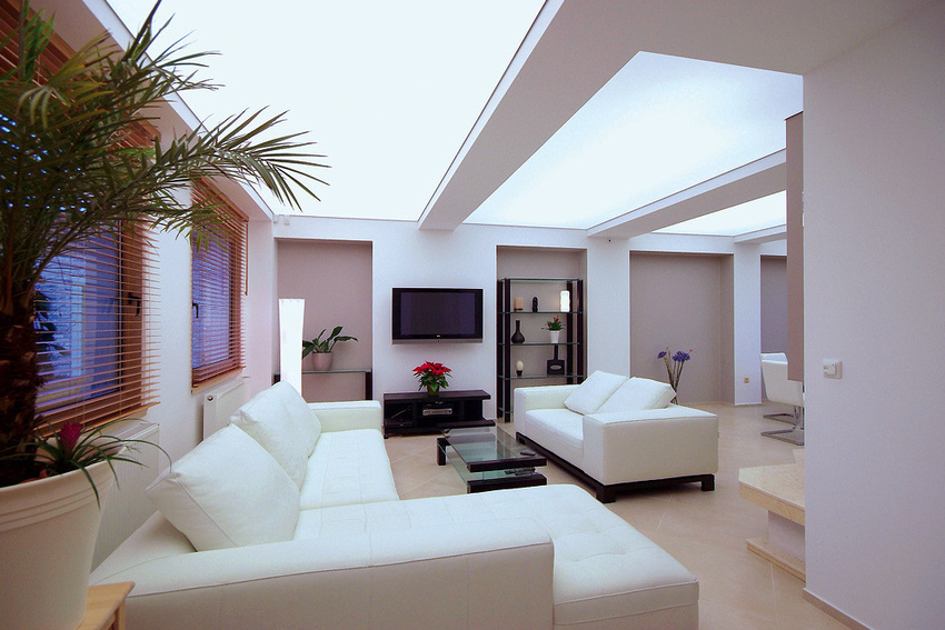Za osvjetljavanje rastezljivog stropa mogu se koristiti različiti izvori umjetne svjetlosti.
