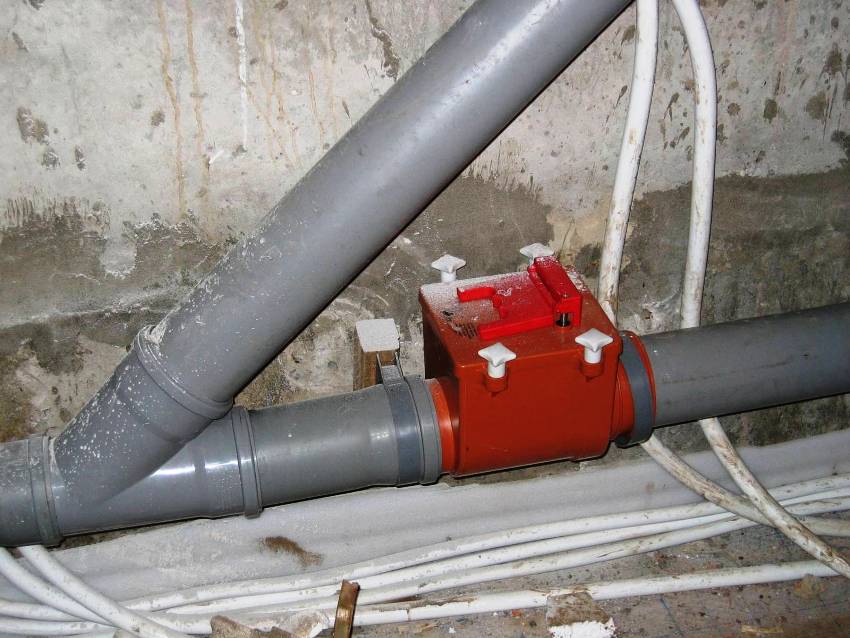 Instaliranje 110 mm nepovratnog ventila za jedan uspon nedovoljna je zaštita od poplave