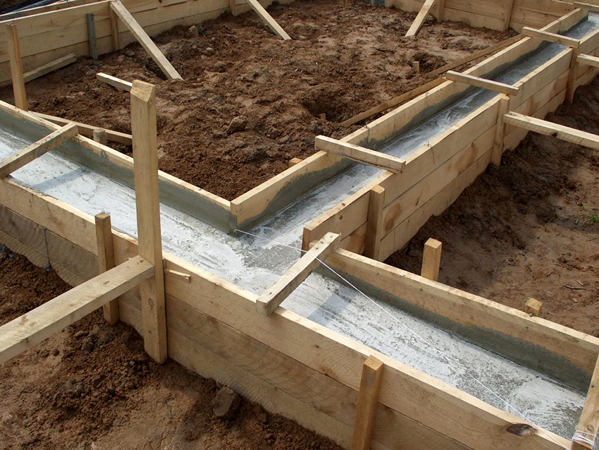 Når du bygger et bad, vælges et søjleformet eller stripet fundament.