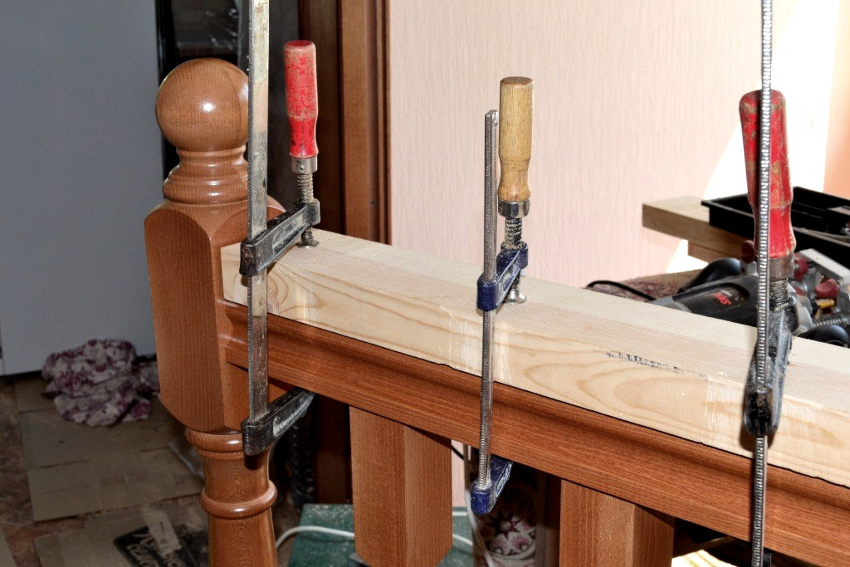 Processen med at lave et gelænder til en trappe i et privat hus er lang og omhyggelig.