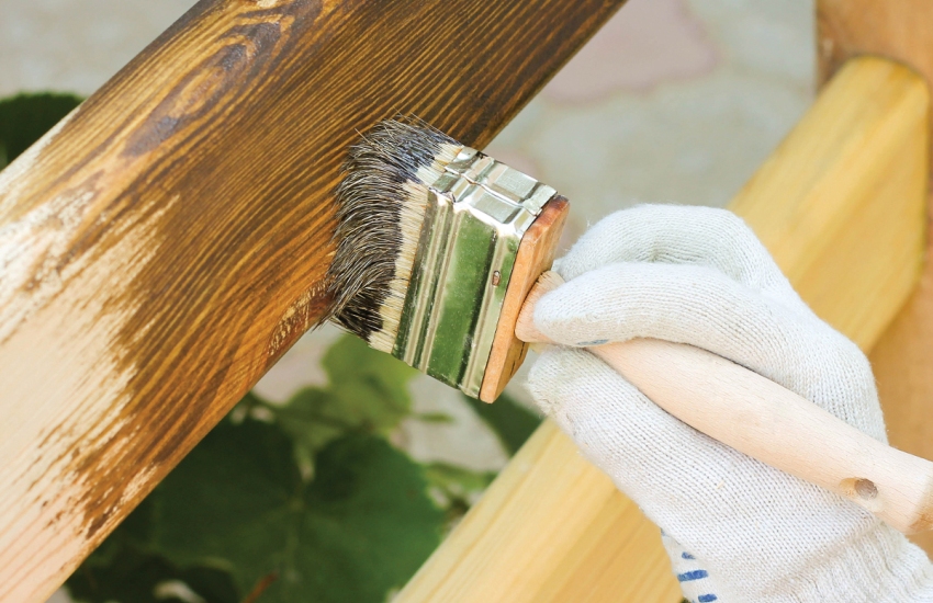 For at holde malingen så længe som muligt, skal du bruge alle slags lakker og beskyttelsesmidler.