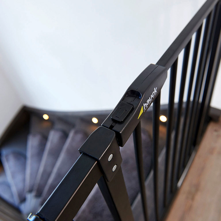 Når du vælger et hegn til en trappe, er det nødvendigt at tage højde for placeringsforholdene