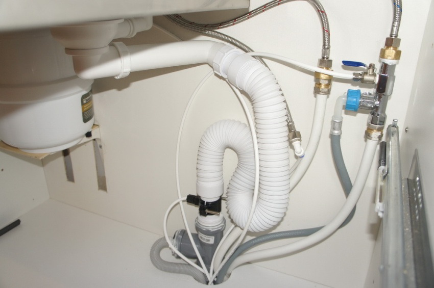 Vous pouvez connecter le lave-vaisselle à l'alimentation en eau en trouvant le lieu de raccordement du tuyau flexible du mélangeur au tuyau métal-plastique