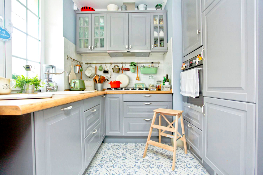 Prozorska klupica s ugrađenim umivaonikom najpoželjniji je kuhinjski element za mnoge domaćice.