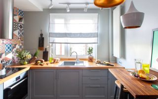 Parapet w kuchni: opcje tworzenia dodatkowej przestrzeni