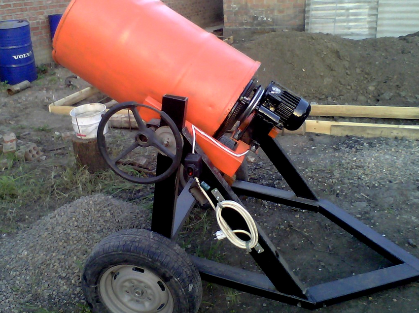 For mobilitet er betonblandere fra en 200 liters tønde monteret på en ramme med hjul