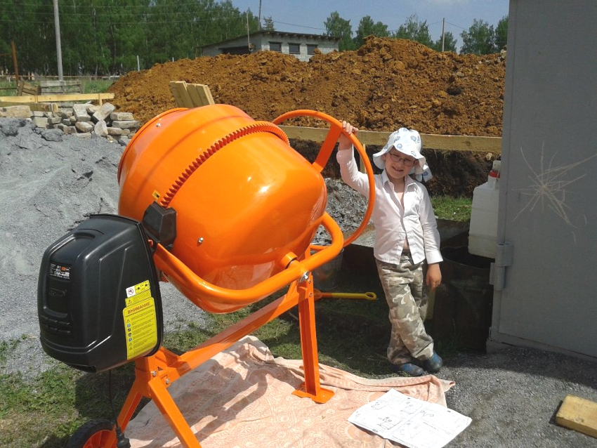 An asynchronous electric motor is most often installed on electric concrete mixers.