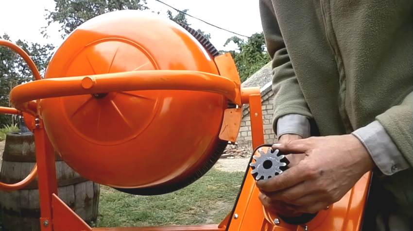 Repairing a concrete mixer is not a difficult task, you can really do it yourself