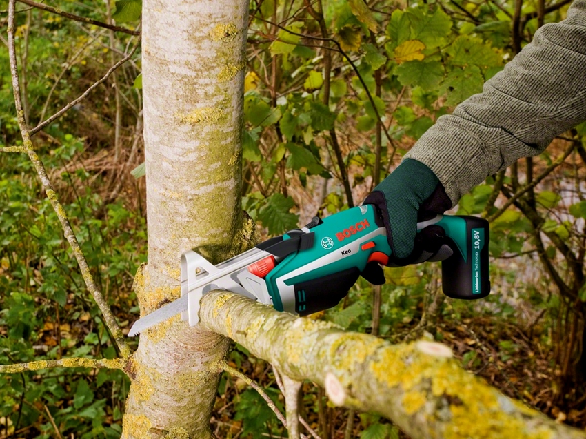 Due to their low weight, reciprocating saws are actively used when pruning trees in the garden