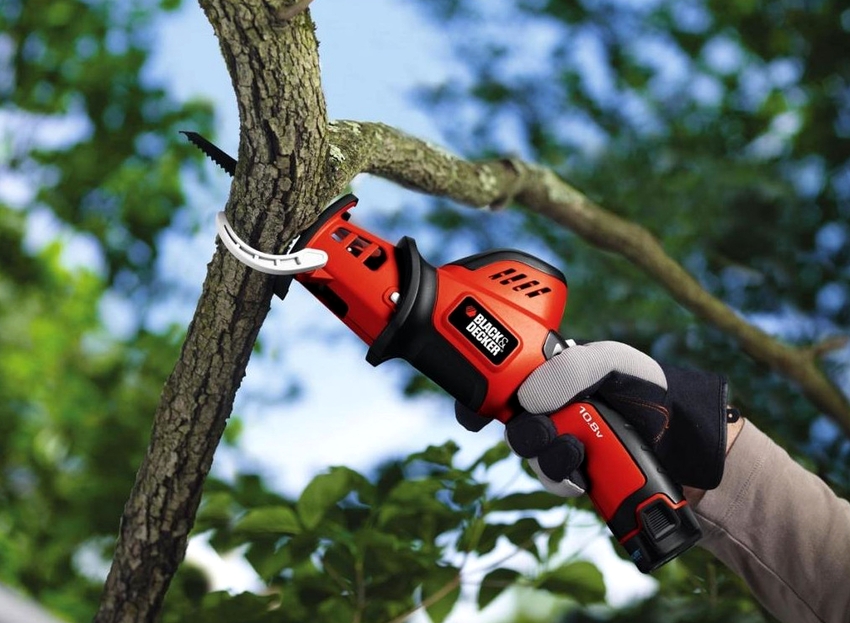 The main feature of the cordless reciprocating saw is its autonomy