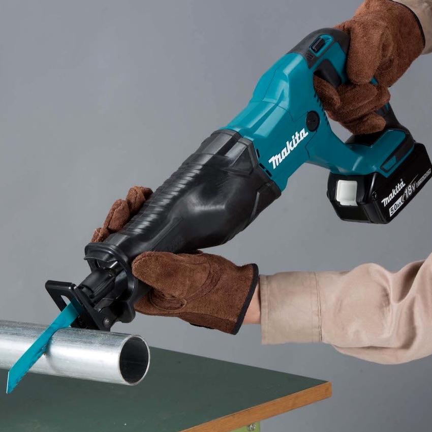 Professional saw model Makita JR 3070 CT has the ability to adjust the speed