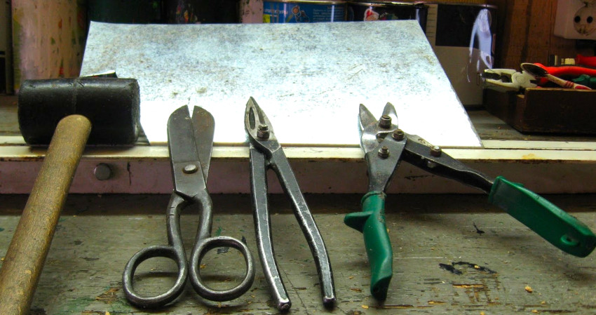 Semasa membuat sendiri deflektor TsAGI, anda memerlukan: palu, gerudi, naib dan gunting untuk logam