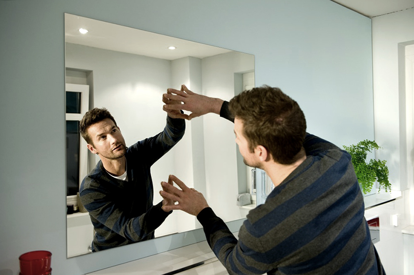 Durch die Installation von Nails Moment wird der Spiegel schnell und zuverlässig auf einer vertikalen Oberfläche befestigt