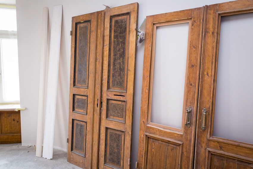 Pre väčšie pohodlie počas procesu obnovy sa odporúča demontovať dvere z pántov