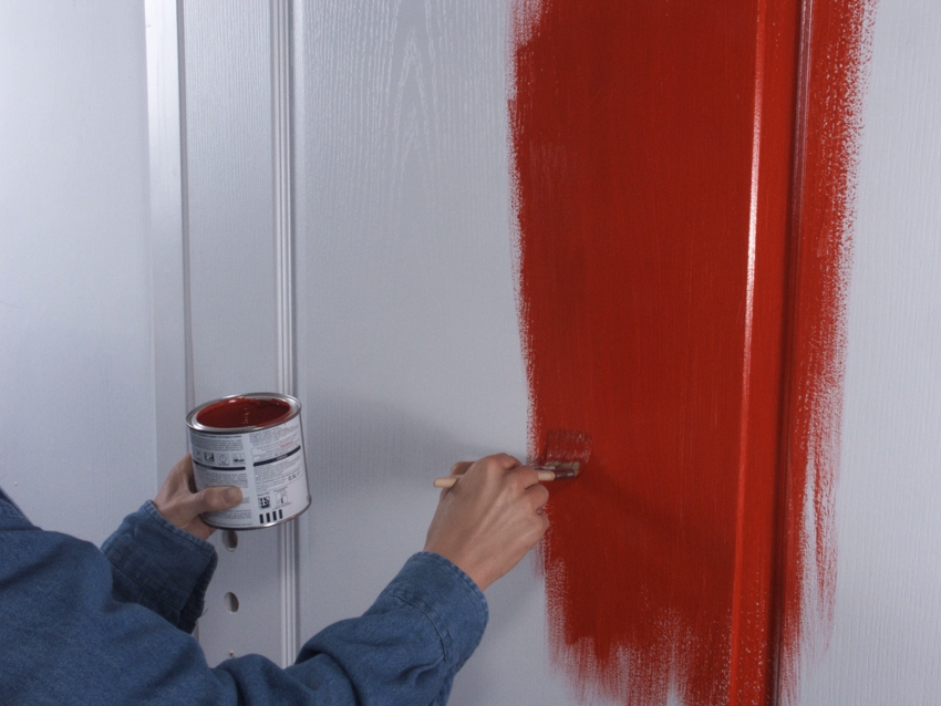 Najrýchlejším a najlacnejším spôsobom renovácie starých dverí je maľovanie