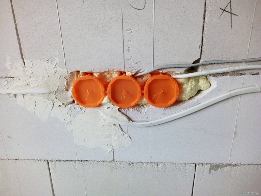 Before you start plastering the walls, you must put on special plugs on the glasses