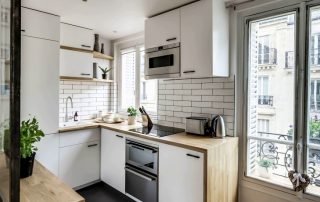 Køkken med vinduer: hvordan man leger med sollys til din fordel