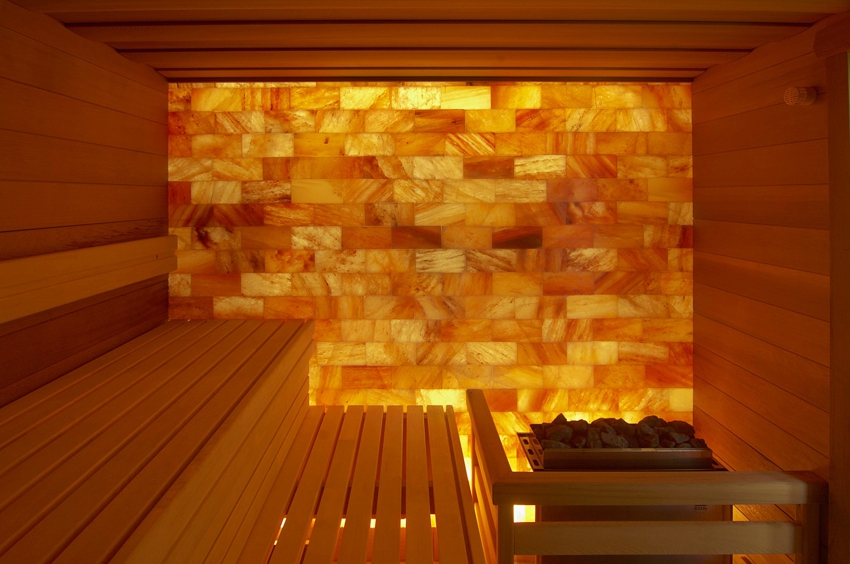 Zid parne sobe izrađen je od himalajske soli s osvjetljenjem