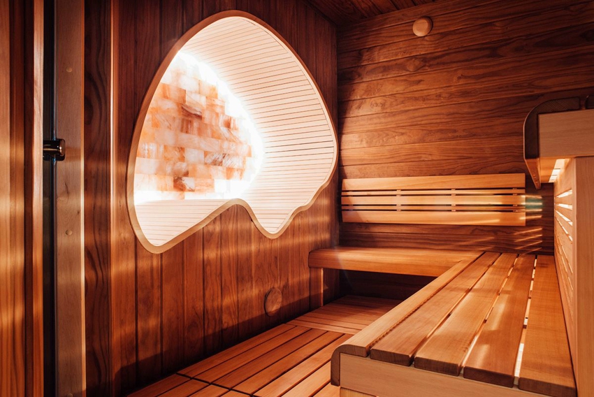 Prekrasno osvjetljenje u sauni pomoću LED traka i pozadinskog osvjetljenja zaslona iz himalajske soli