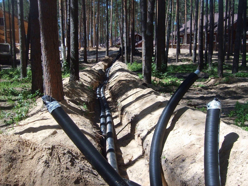 HDPE-Rohre zur Kabelverlegung werden in vorgefertigten Gräben verlegt